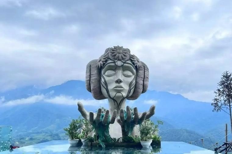 Face sculpture at Moana Sapa