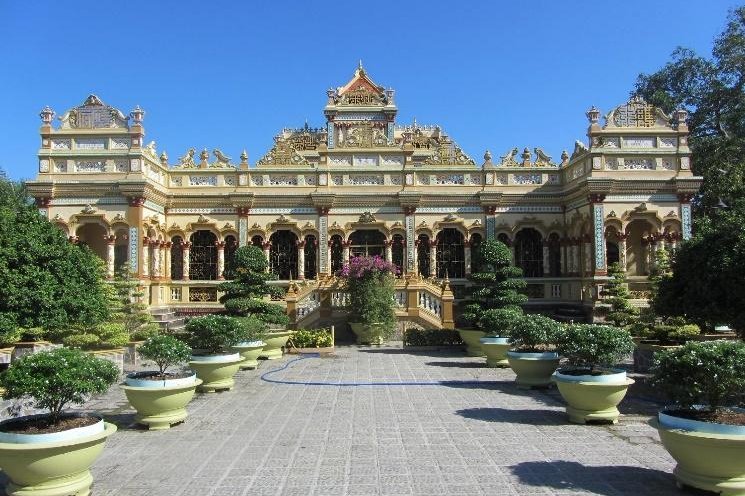 Front courtyard of Vinh Trang Pagoda, My Tho