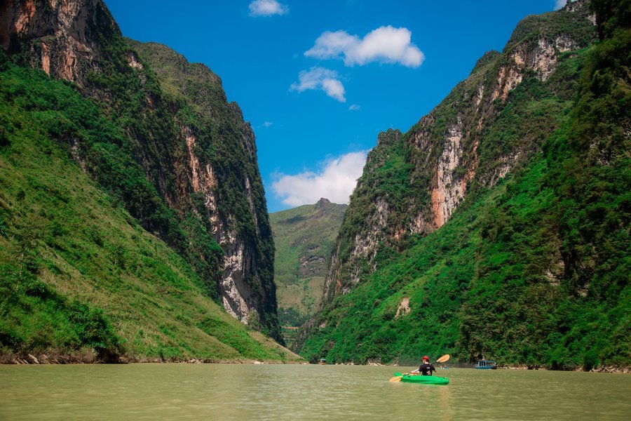 Boat on the Nho Que River in Tu San Canyon