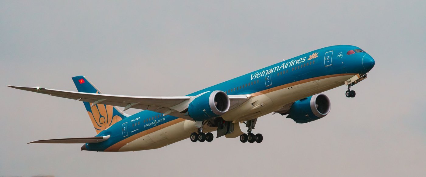 Vietnam Airlines Boeing 787 taking off